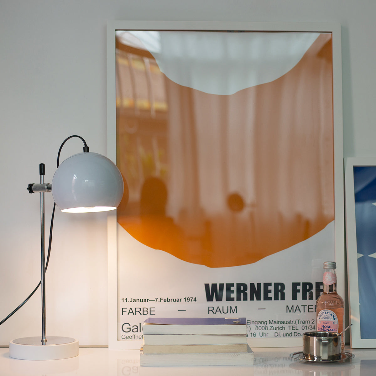 Dimensions compactes de la lampe sur une table