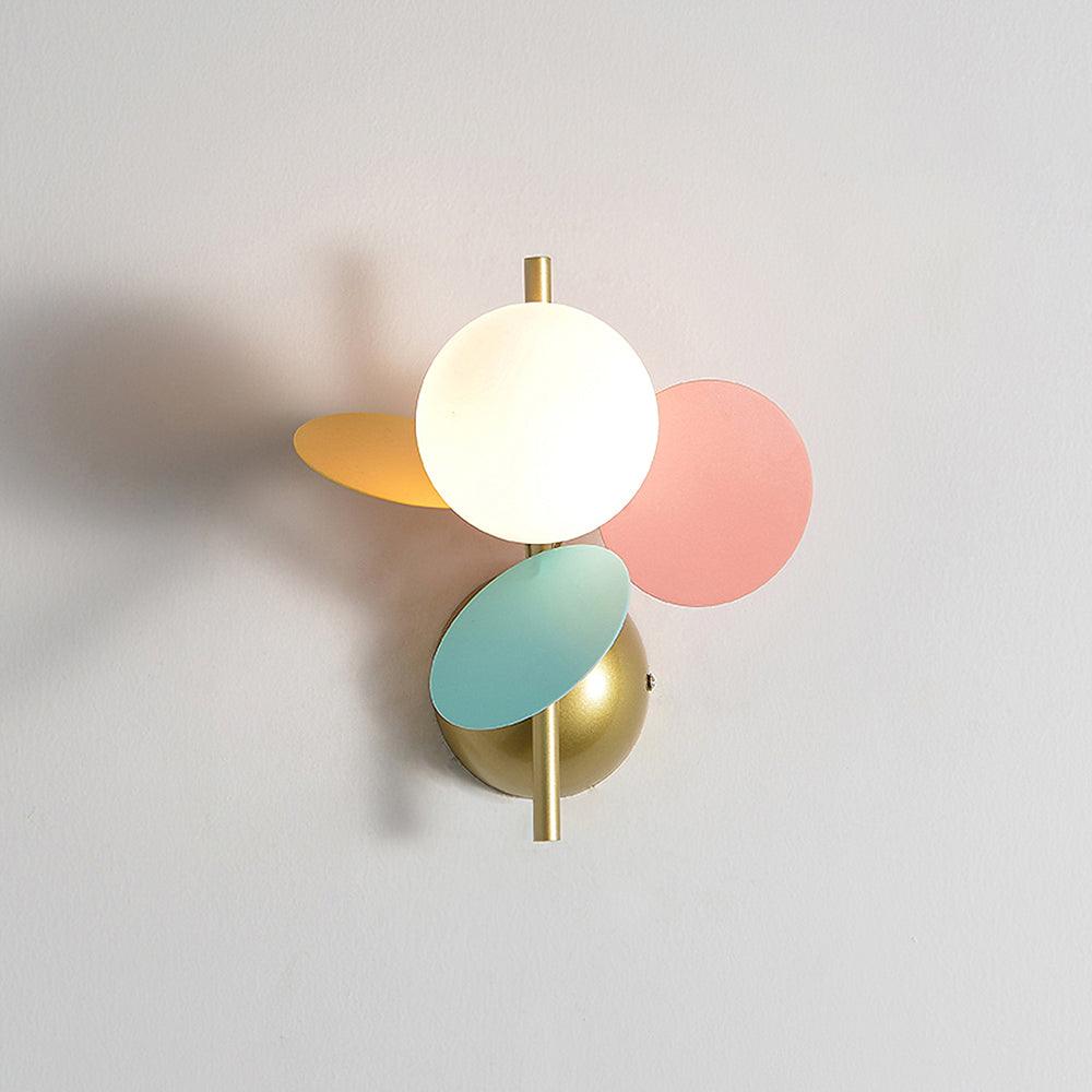 Vue d'ensemble de l'applique, intégrée dans un couloir moderne