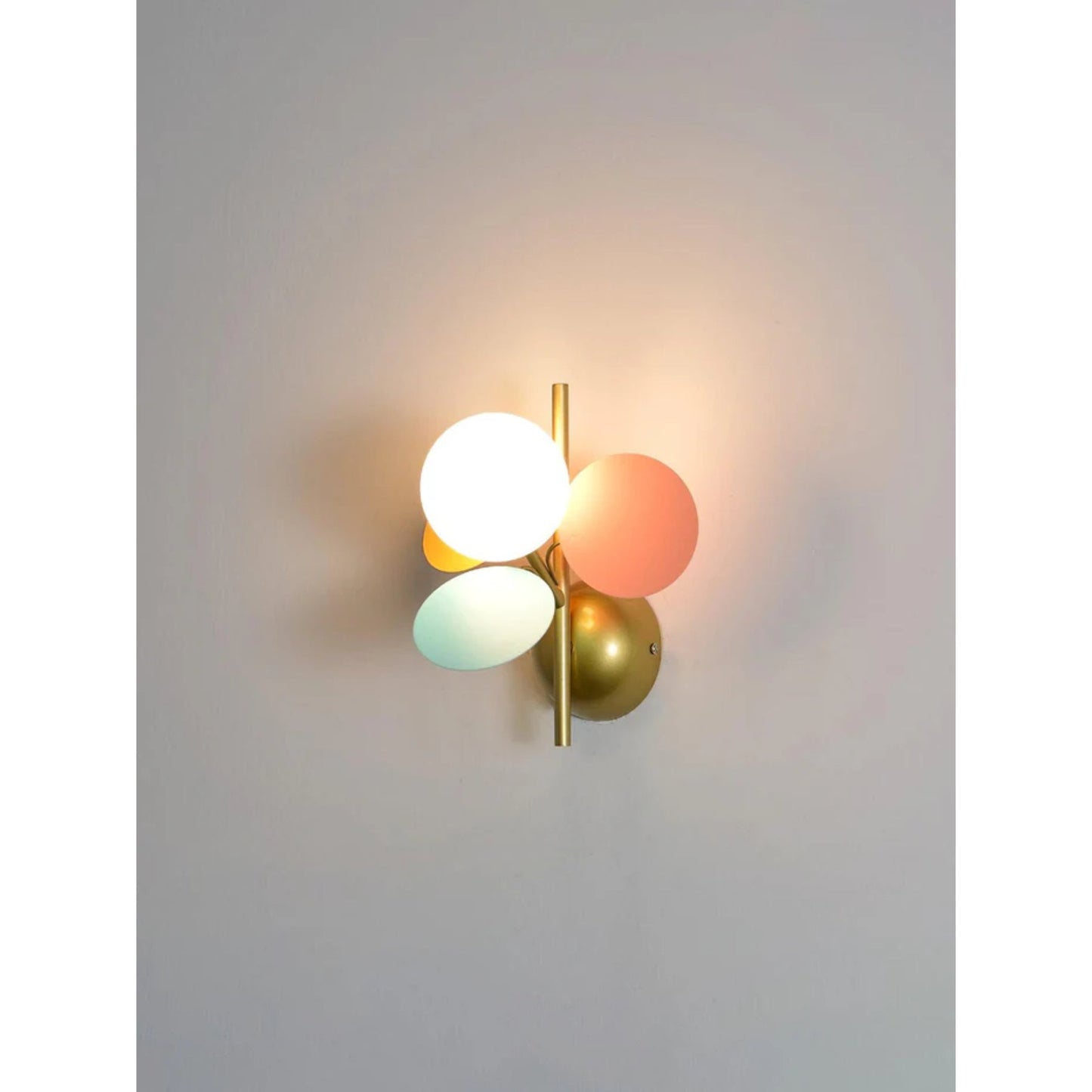 Applique installée dans un salon moderne, éclairage doux