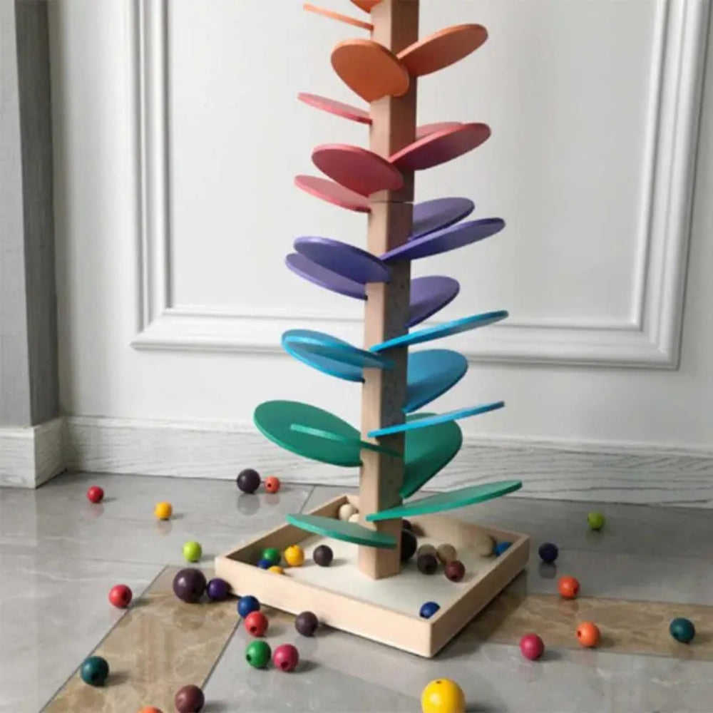 Enfant jouant avec l'arbre sensoriel en marbre