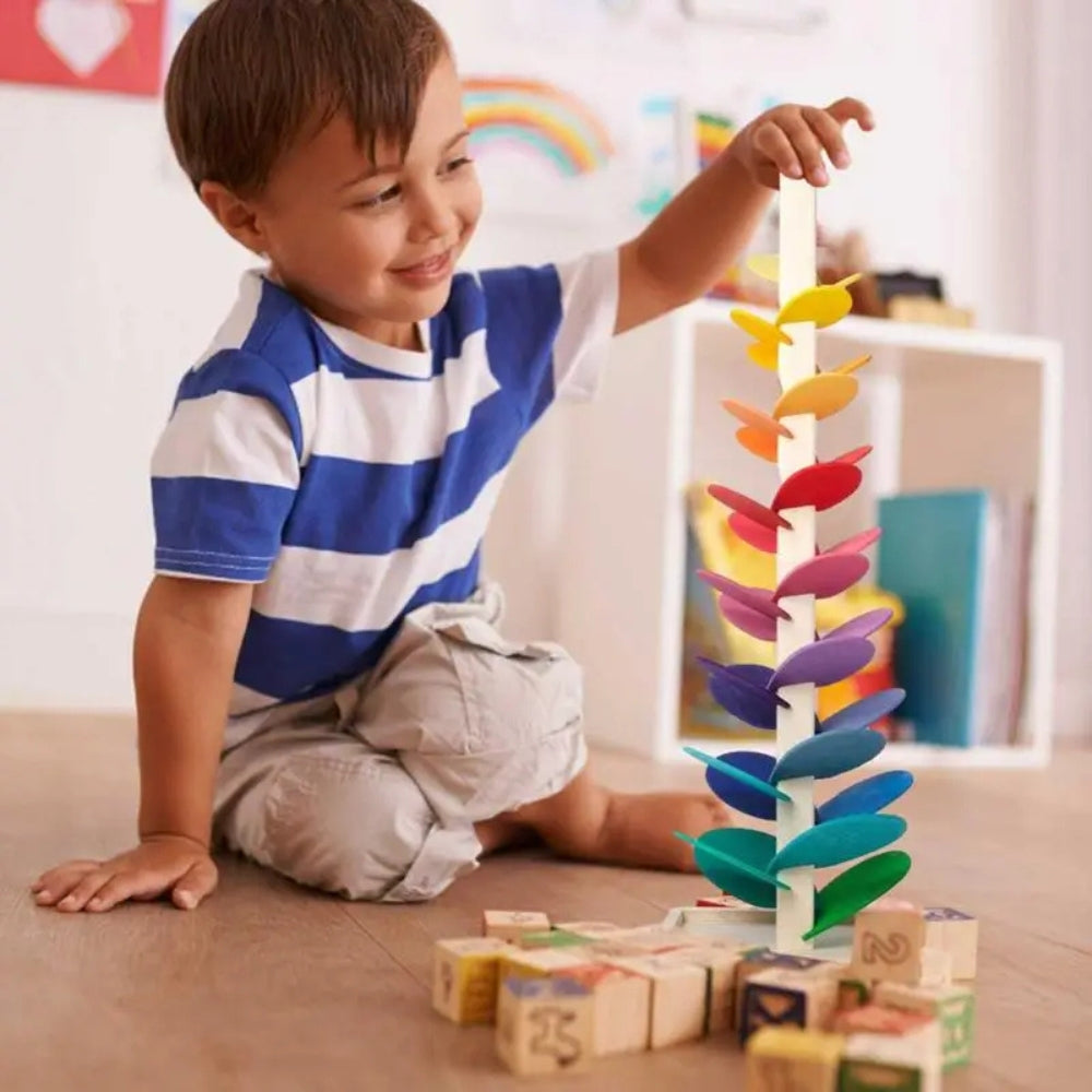 Arbre en marbre avec billes colorées en mouvement