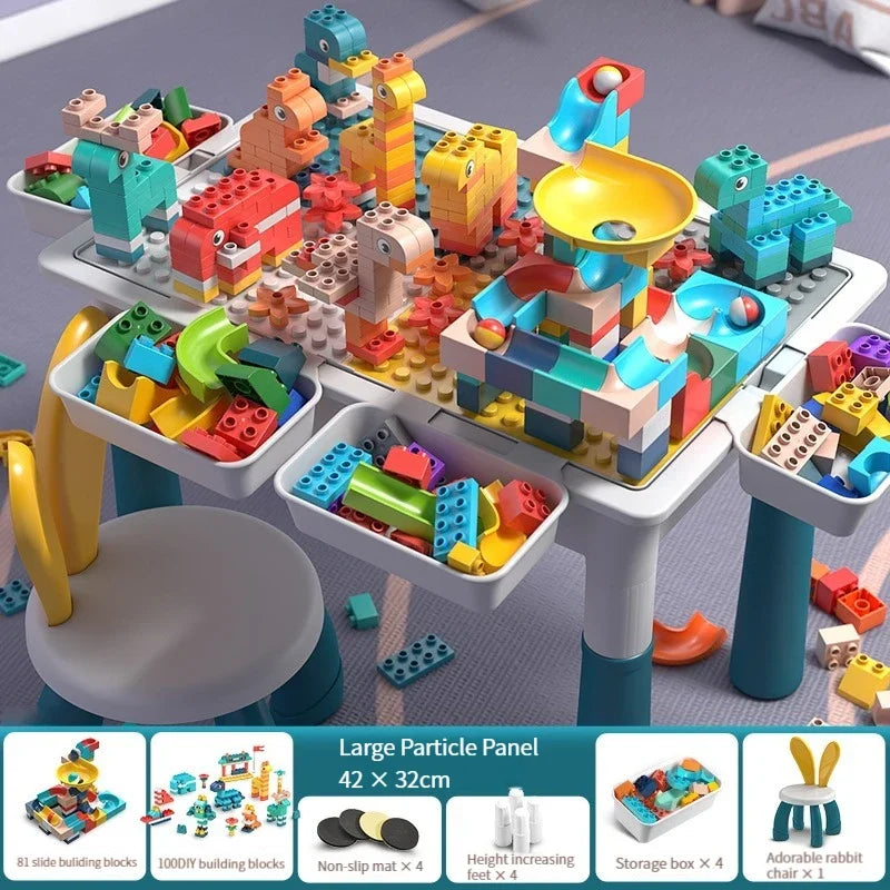 Enfant s'amusant avec des jeux d'eau sur la table