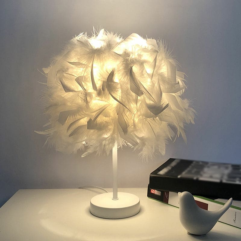 Lampe globe en plumes vue de côté