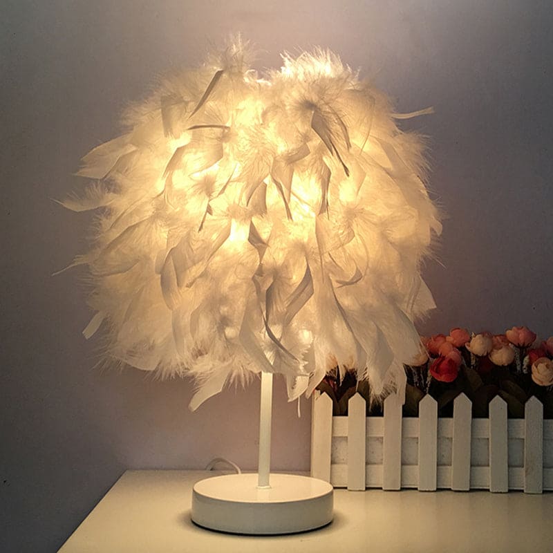 Lampe décorative avec plumes sur une étagère