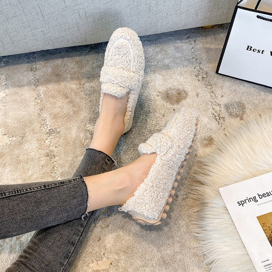 Chaussons noirs posés sur une surface lisse, vue de dessus