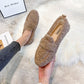 Chaussons crème avec semelle rembourrée sur fond neutre