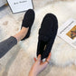 Chaussons kaki en peluche, détail de la texture douce
