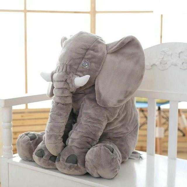 Coussin éléphant en peluche sur fond blanc, vue de face
