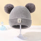 Enfant jouant dehors avec bonnet et pompon