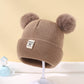 Gros plan sur le pompon doux du bonnet enfant