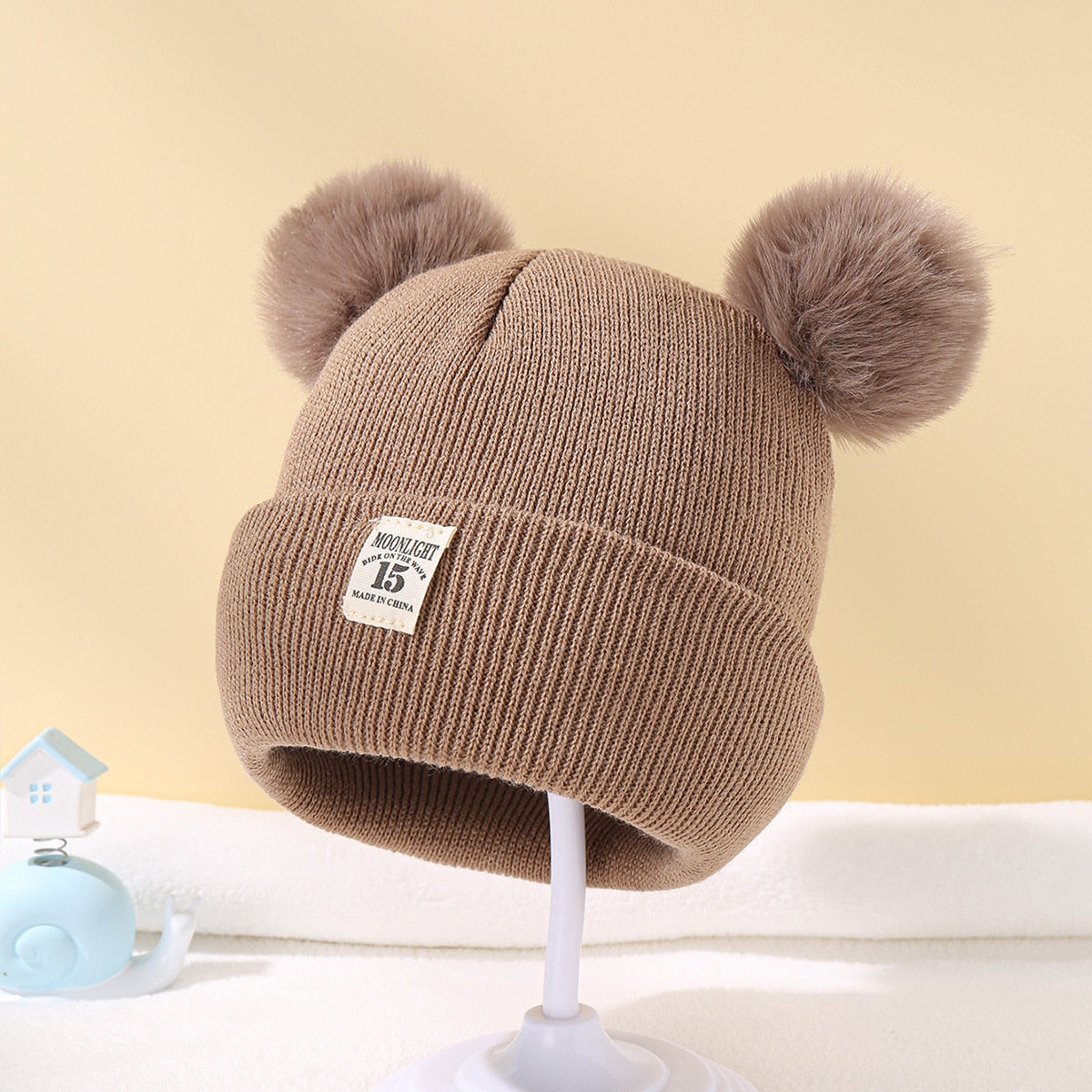 Gros plan sur le pompon doux du bonnet enfant