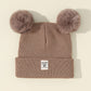 Enfant portant un bonnet chaud avec pompon en extérieur