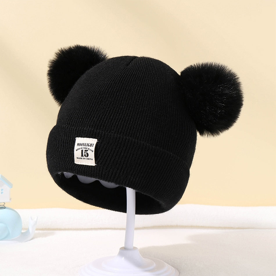 Ensemble de bonnets pour enfants avec pompons colorés