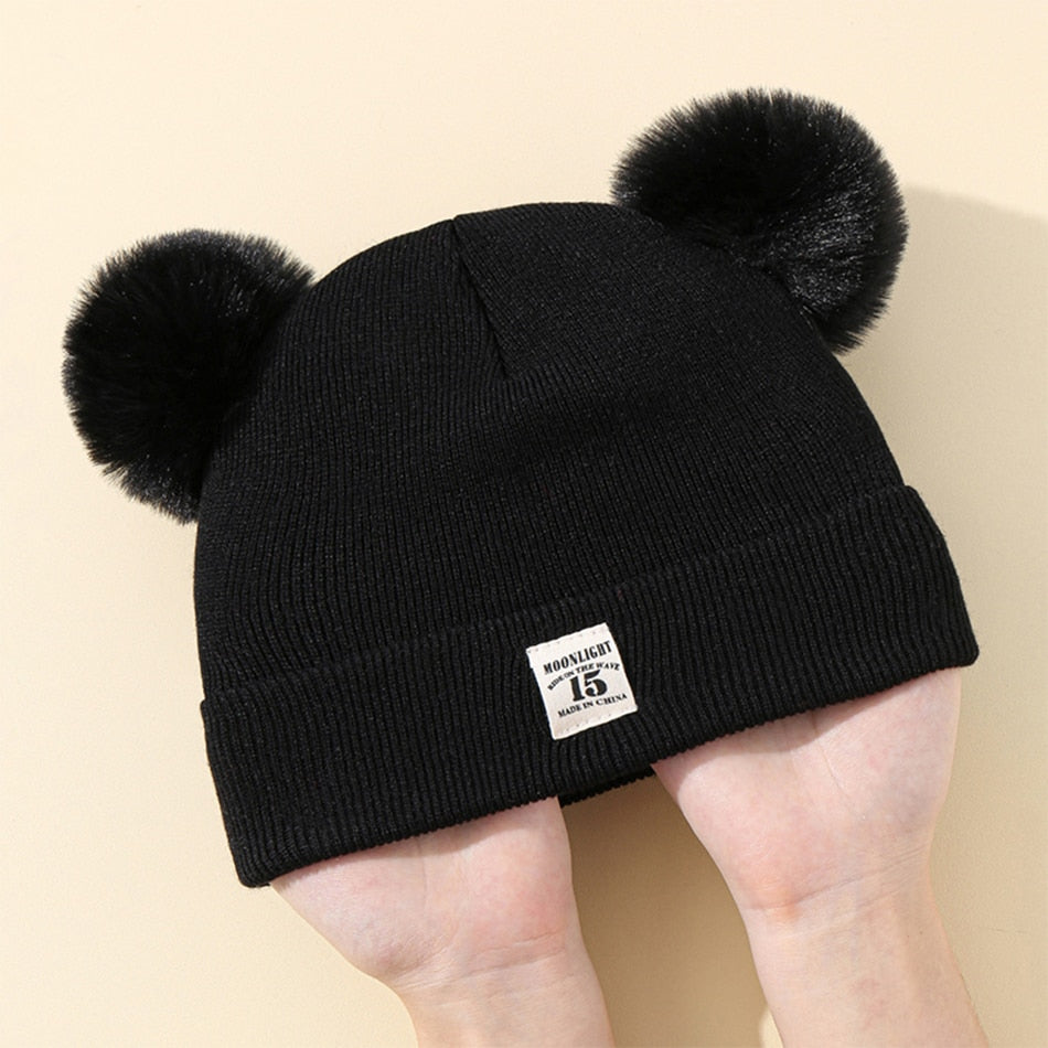 Détail du tissu doux du bonnet enfant avec pompon