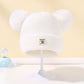 Bonnet enfant avec pompon sur fond neutre