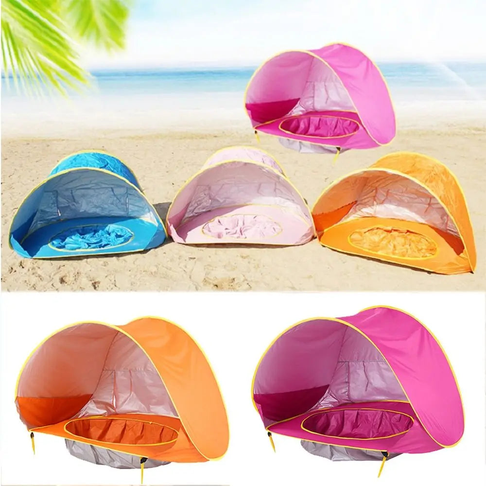 Enfant jouant dans la tente de plage avec protection UV