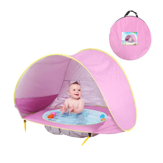 Vue intérieure de la tente avec espace pour bébé et bain