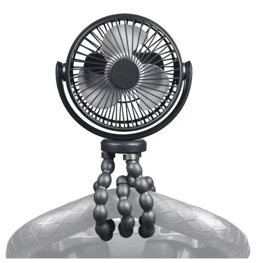 Ventilateur portable en fonctionnement, près d'un siège auto