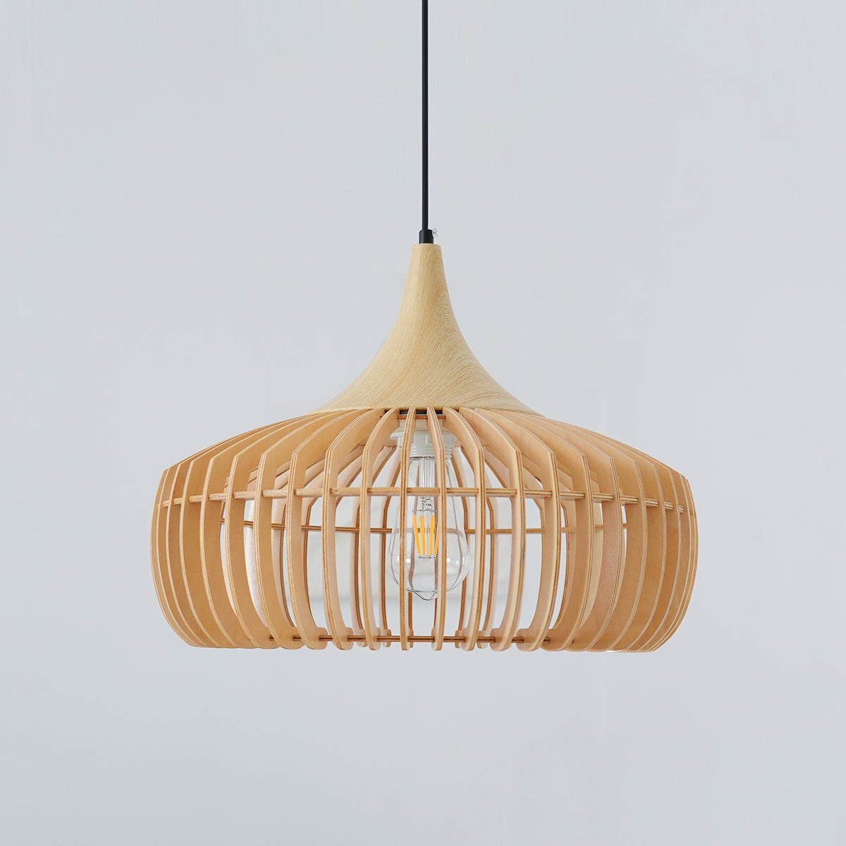 Lampe suspendue au-dessus d'une table à manger moderne