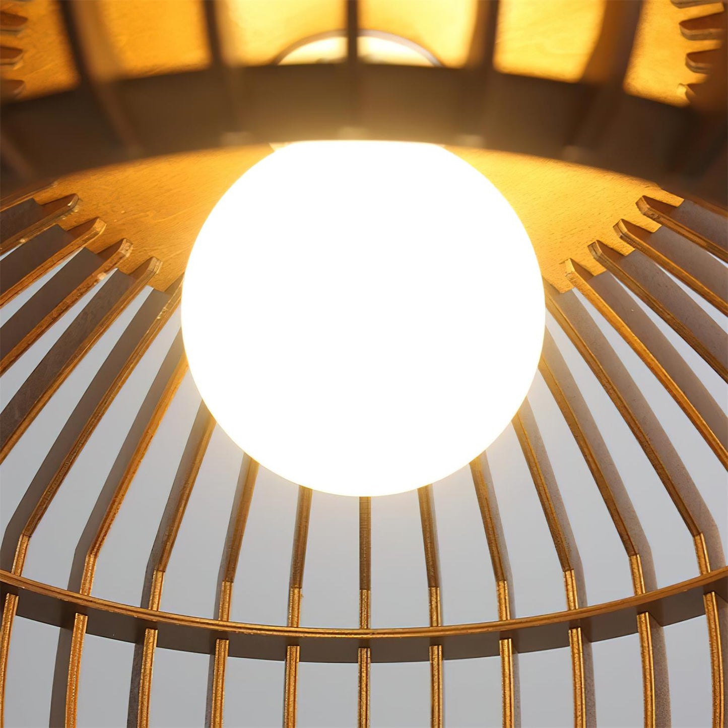 Vue latérale de la lampe montrant les matériaux naturels