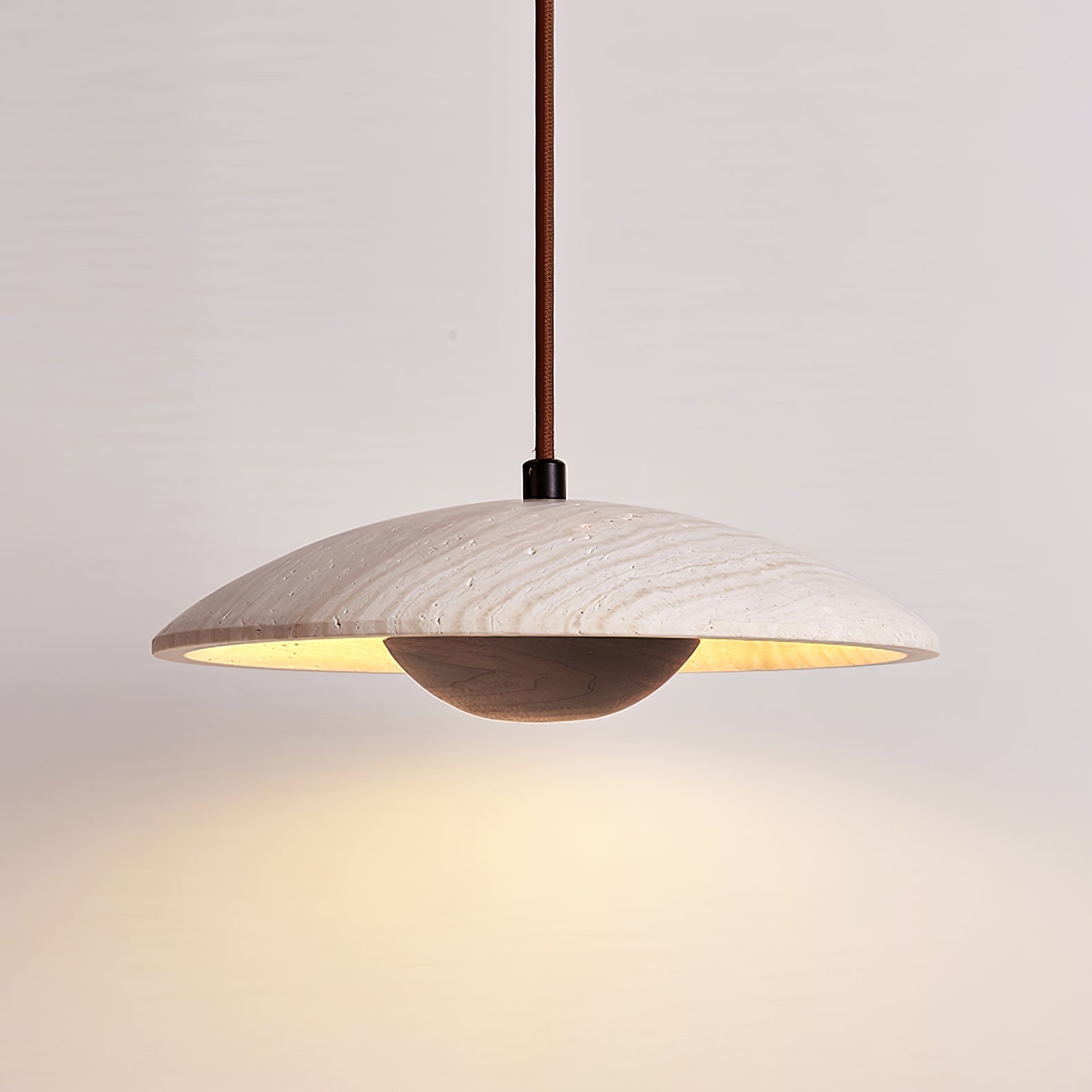 Lampe suspendue en travertin et bois, vue d'ensemble