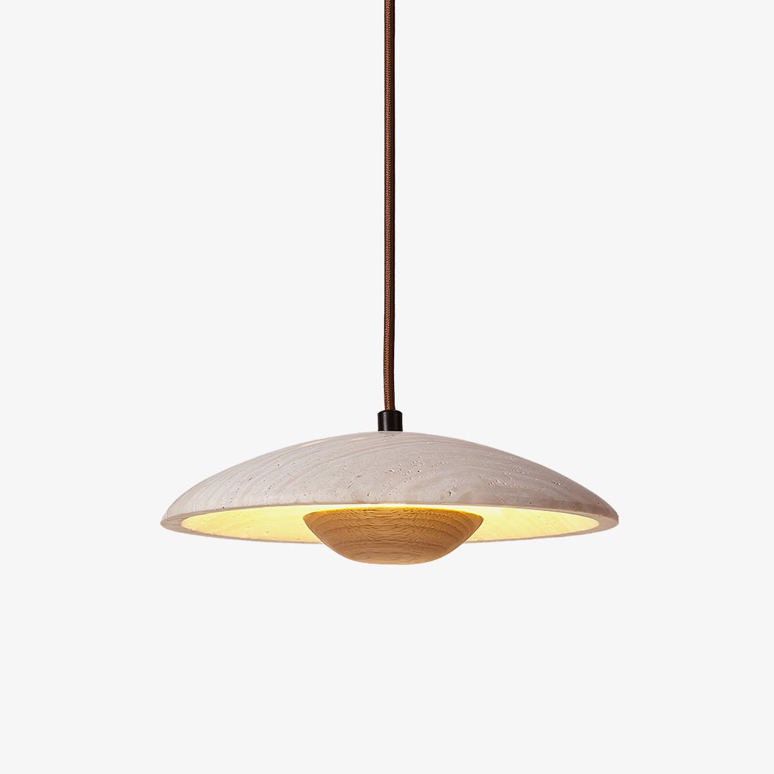 Détail du noyau en pierre travertin jaune de la lampe