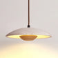 Lampe suspendue au-dessus d'une chambre moderne