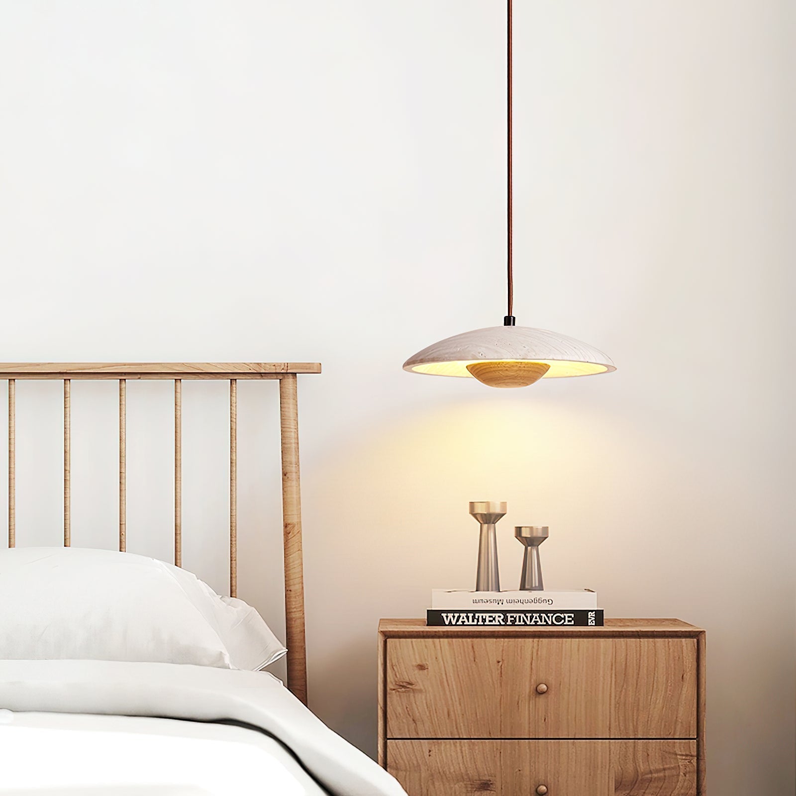 Lampe suspendue éclairant une table à manger