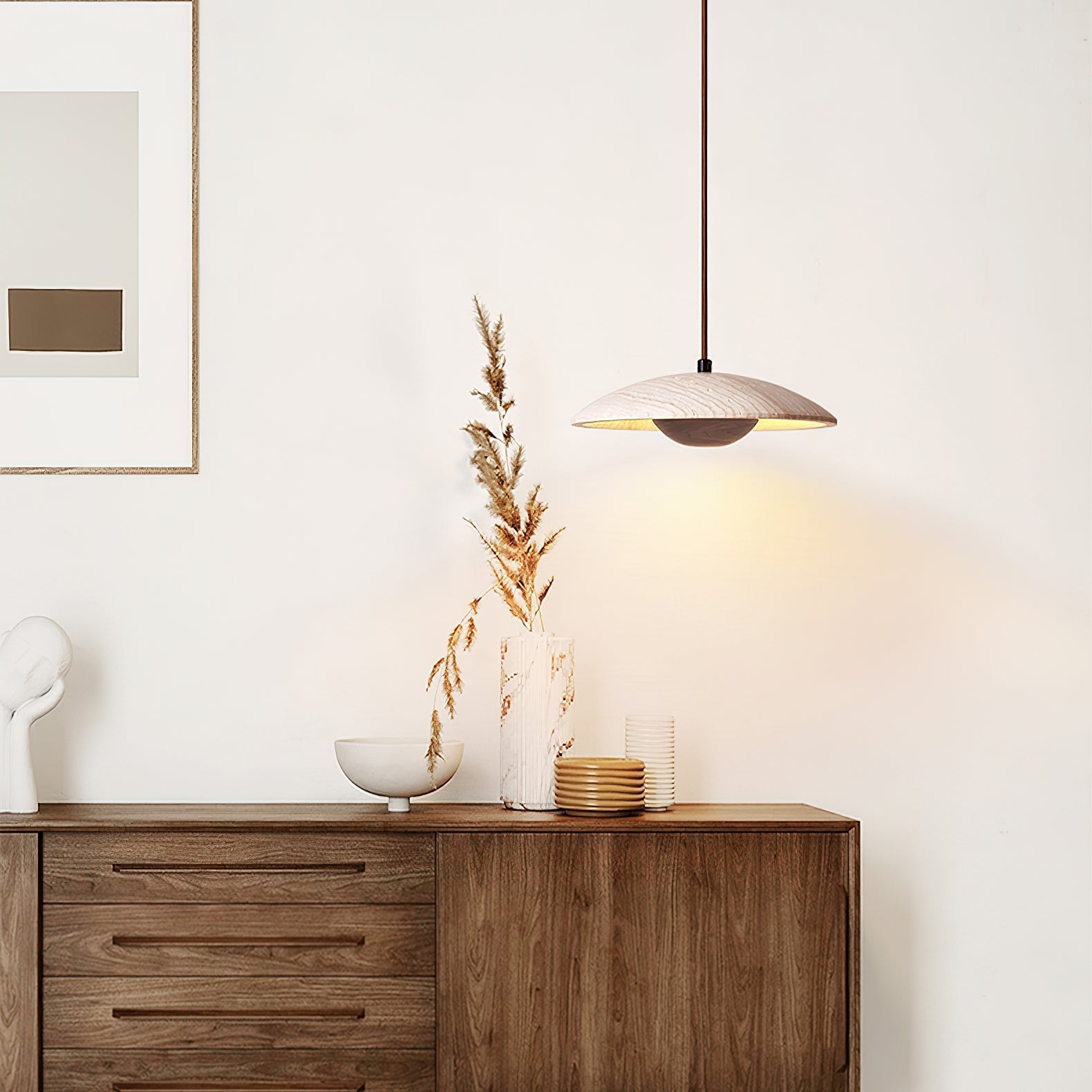 Design rond et épuré de la lampe en bois massif