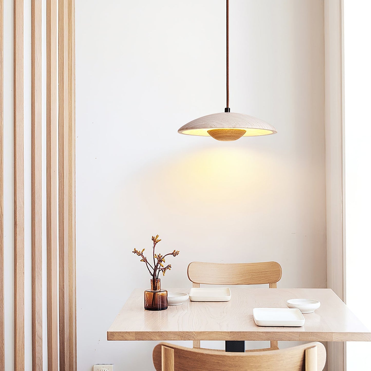 Lampe suspendue avec lumière douce dans un salon