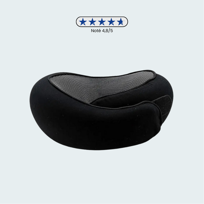 Coussin de voyage noir posé sur une surface en bois clair