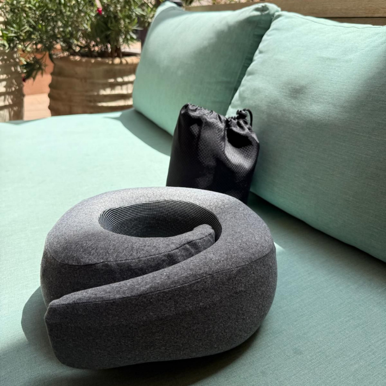 Vue de côté du coussin de voyage noir, texture visible