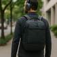 Homme utilisant une pompe à air portable en extérieur