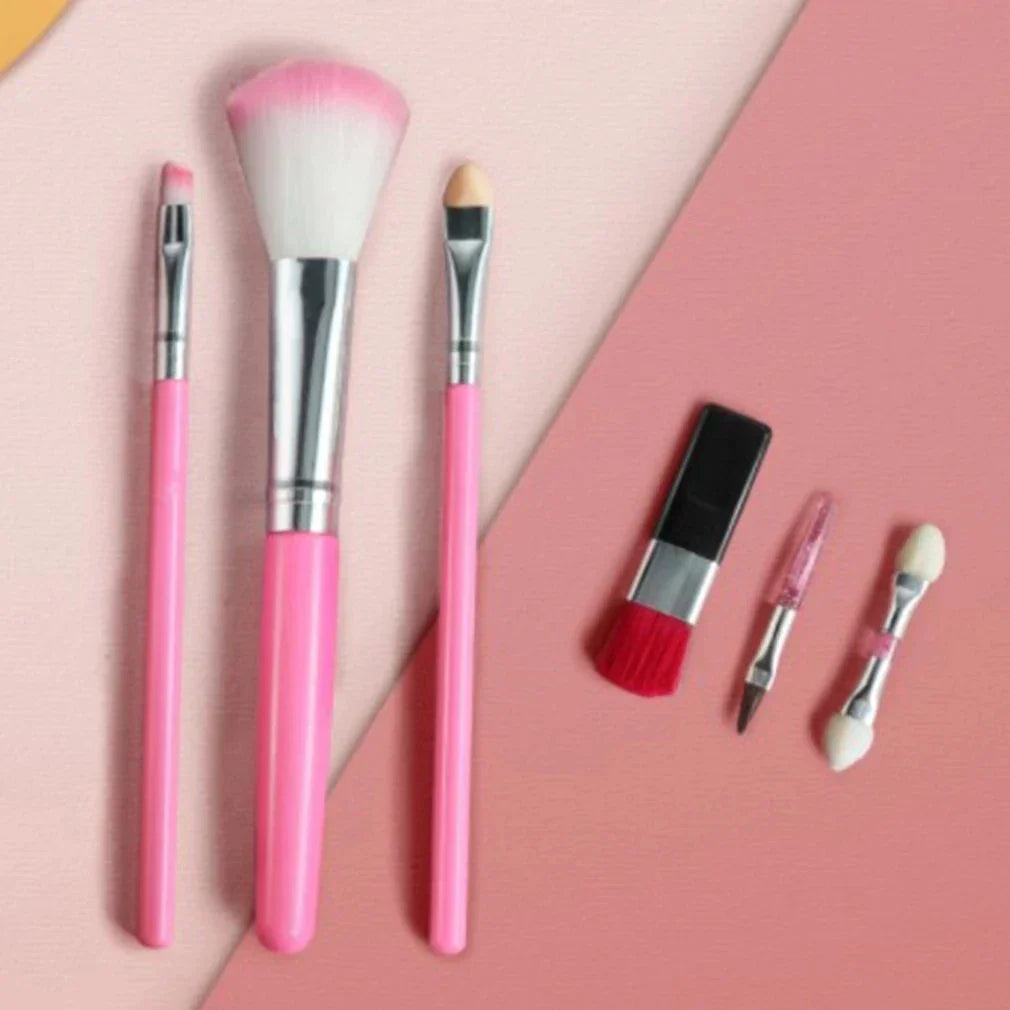 Vue rapprochée des produits de maquillage adaptés aux enfants