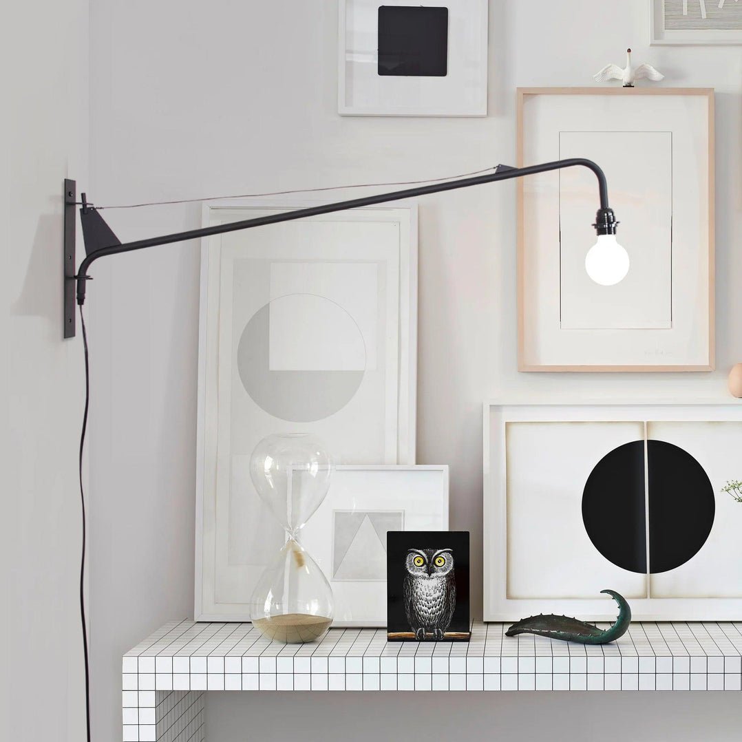 Vue latérale de l'applique avec abat-jour blanc