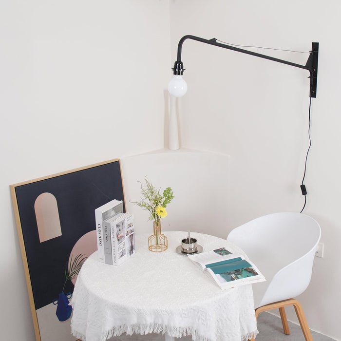 Gros plan sur l'abat-jour blanc de l'applique