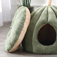 Gros plan sur la texture en peluche du lit citrouille