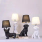Lampe chiot Art Déco sur une table en bois