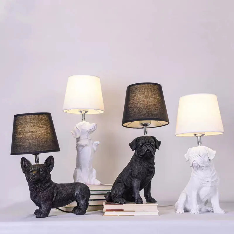 Lampe chiot Art Déco sur une table en bois