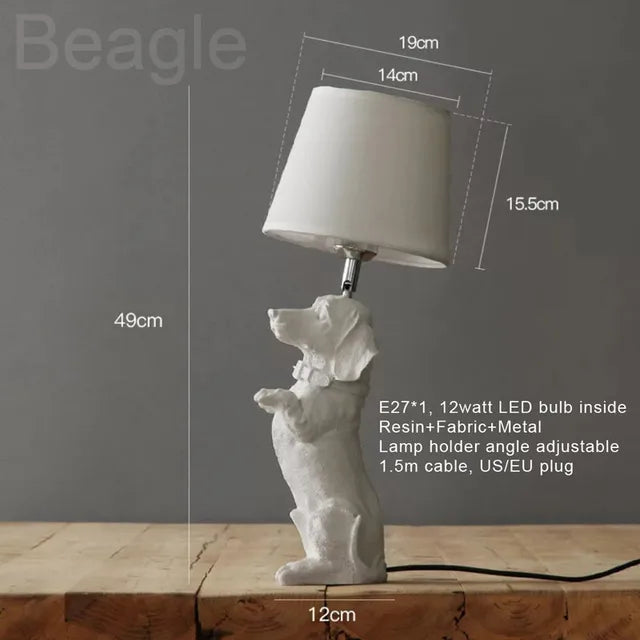 Lampe chiot sur une étagère avec des livres