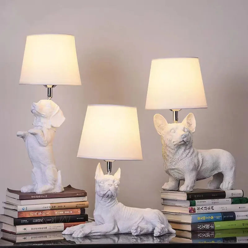 Détail du socle en métal de la lampe chiot