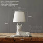 Lampe chiot placée dans un salon moderne