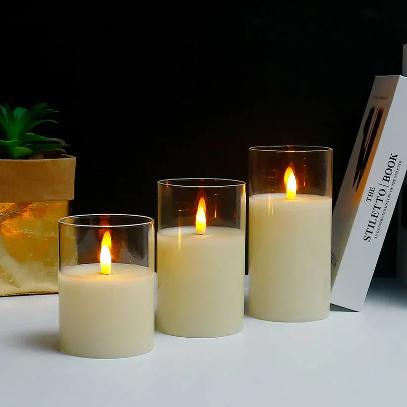 Bougies LED sur une cheminée, éclairant doucement la pièce