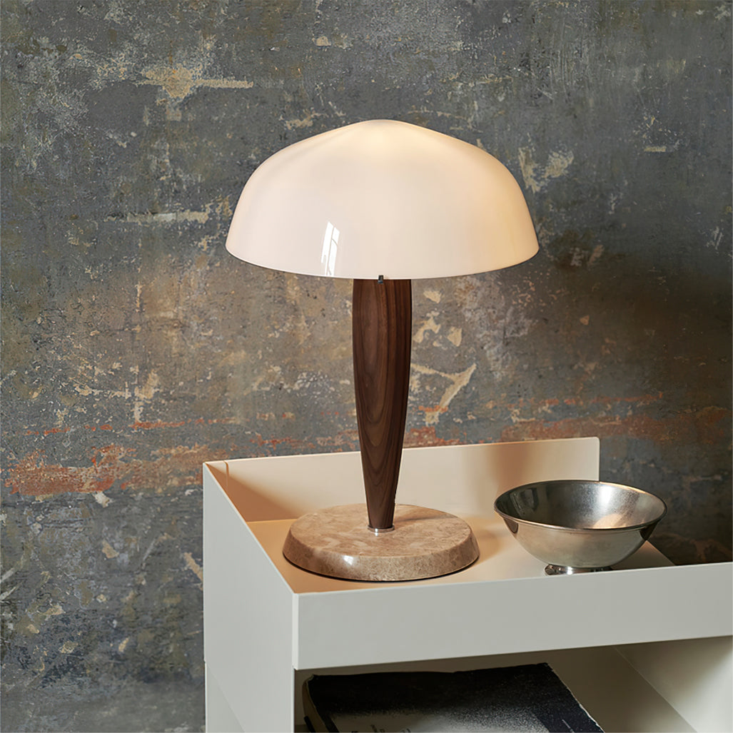 Lampe sur une table en bois dans un salon moderne
