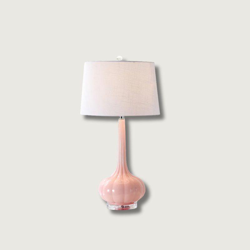 Lampe en céramique avec abat-jour blanc sur table en bois