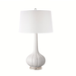 Lampe en céramique dans un intérieur classique et épuré
