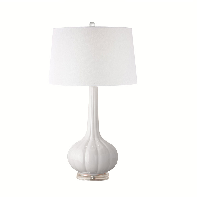 Lampe en céramique dans un intérieur classique et épuré