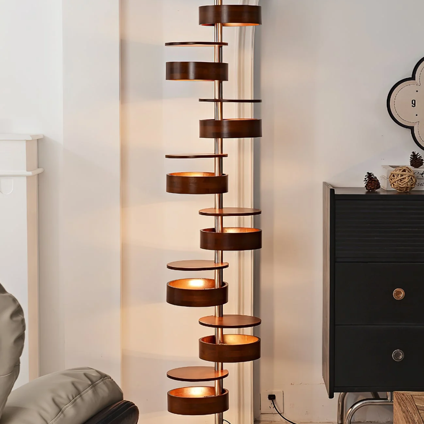 Détail du pied en bois naturel de la lampe