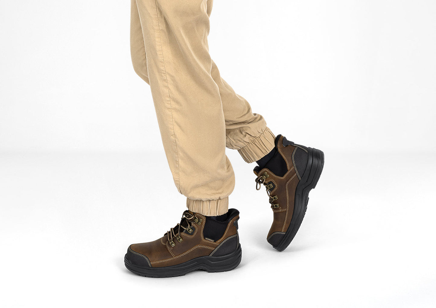 Bottes de travail marron en cuir imperméable, vue de côté