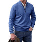 Homme ajustant le col zippé du pull noir